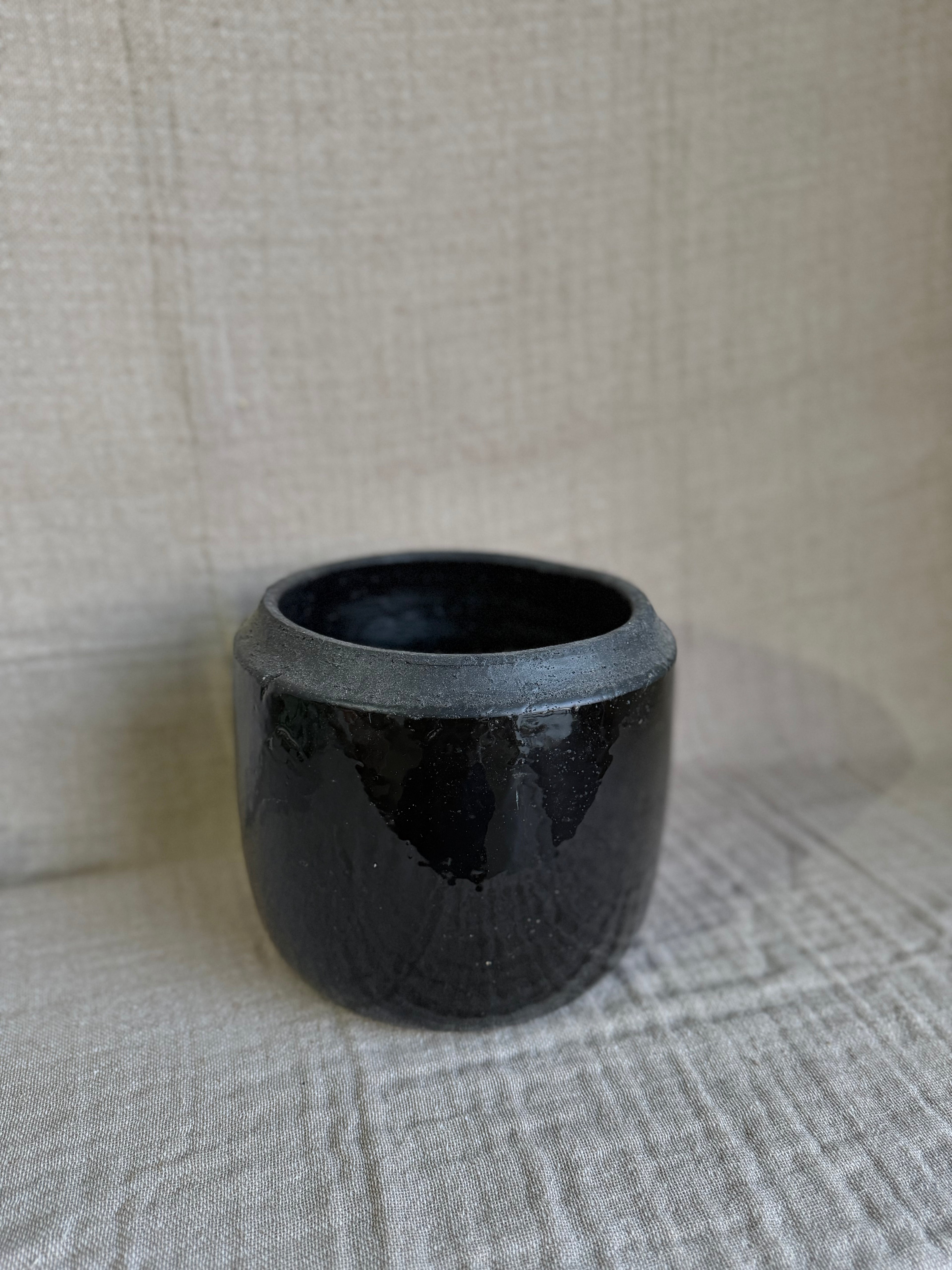 Glossed Black Vessel 7.7”